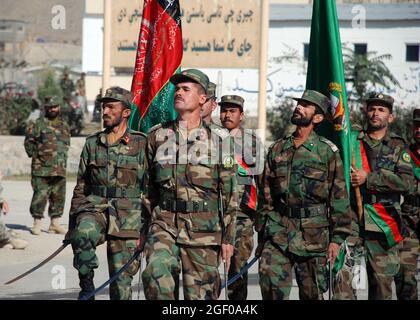 Kabul, Afghanistan – 828 soldati dell'esercito nazionale afghano marciano in formazione durante una cerimonia di laurea al Kabul Military Training Center (KMTC). I soldati afghani hanno completato la loro formazione di base e si schiereranno in tutto il paese a sostegno della difesa nazionale afghana. In un dato giorno 10,000 reclute sono addestrati presso KMTC e Stati Uniti e NATO membri di servizio e appaltatori fornire mentorship e formazione al KMTC. Foto del Dipartimento della Difesa degli Stati Uniti di Lt. CDR. John Gay, USN Foto Stock