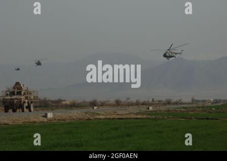 Le forze dell'esercito degli Stati Uniti hanno stabilito la sicurezza sul terreno mentre un elicottero americano Blackhawk UH-60 segue l'arrivo delle forze di sicurezza nazionali dell'Afghanistan MI-17 elicotteri a Khanjarkhe, provincia di Parwan, Afghanistan durante una missione di addestramento. I comandos ANSF prendono parte alla loro prima missione di addestramento mentre frequentano l'Accademia di Assault dell'aria ANSF a Bagram Airfield, Afghanistan, marzo 10. Foto Stock