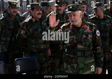 KABUL, Afghanistan (Feb 9, 2011) - il Gen. Shir Zazai, comandante dell'Accademia militare Nazionale dell'esercito Afgano, saluta gli ufficiali durante un taglio del nastro all'accademia il 9 febbraio 2011 a Kabul, Afghanistan. Il taglio del nastro celebra l'apertura di un nuovo edificio che contiene 32 aule e una biblioteca, nonché l'aumento della capacità degli studenti di oltre 300. I consiglieri della Missione di formazione della NATO-Afghanistan forniscono indicazioni agli istruttori dell'esercito nazionale afghano incaricati di condurre la maggior parte della formazione all'Accademia. (STATI UNITI Foto Navy di Petty Officer 2a Classe Ernesto Hern Foto Stock