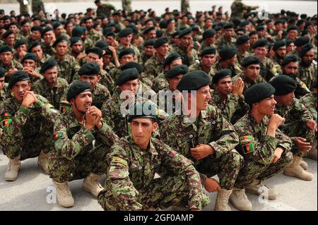 KABUL - i soldati dell'esercito nazionale afghano si preparano a ricevere il loro primo insieme di ordini offici direttamente dopo la laurea dal corso di addestramento di base del guerriero al centro di addestramento militare di Kabul, luglio 28. La laurea è stata segnata da una speciale commemorazione della 100.000° truppa per laurearsi al programma di alfabetizzazione della forza di sicurezza nazionale afghana, presso il Kabul Military Training Center di Kabul, Afghanistan, 28 luglio 2011. Addestramento del Guerriero di base Kandak 162 ha laureato 1,287 soldati, tutti i quali continueranno la formazione alle varie scuole della filiale dell'esercito nazionale afghano o al centro di fielding consolidato in Kabul, entrambi Foto Stock