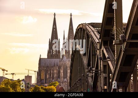 Il famoso ponte Hohenzollern di Colonia conduce alla Cattedrale Foto Stock