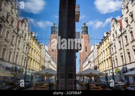 Via Kielbasnicza a Breslavia, Polonia. La torre della chiesa di Garnizonowy sullo sfondo. Foto Stock