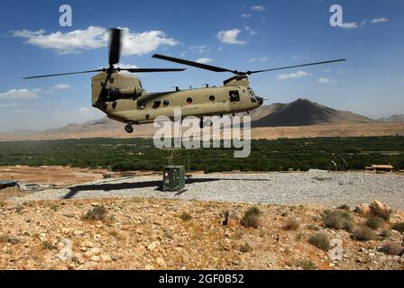 Un CH-47 Chinook si prepara a caricare un container a Chorah, Afghanistan, 12 maggio 2013. I Chinooks, volati da membri della Bravo Company, 2° Battaglione, 104° Regiment Aviazione della Guardia Nazionale dell'Esercito del Connecticut e della Pennsylvania , hanno svolto un ruolo vitale nella missione in Afghanistan dal loro arrivo nel dicembre 2012 effettuando missioni di riapprovvigionamento, retrogrado e pianificate. (STATI UNITI Foto dell'esercito di Sgt. Jessi Ann McCormick) Foto Stock