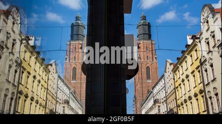 Via Kielbasnicza con la torre della chiesa Garnizonowy a Breslavia, Polonia. Foto Stock
