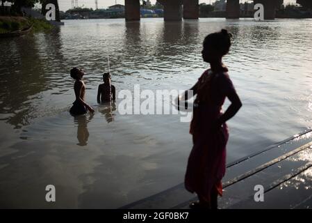 22 agosto 2021, Dhaka, Dhaka, Bangladesh: I ragazzi di strada stanno giocando sulla riva del fiume Turag a Dhaka, Bangladesh. (Credit Image: © Fatima-Tuj Johora/ZUMA Press Wire) Foto Stock