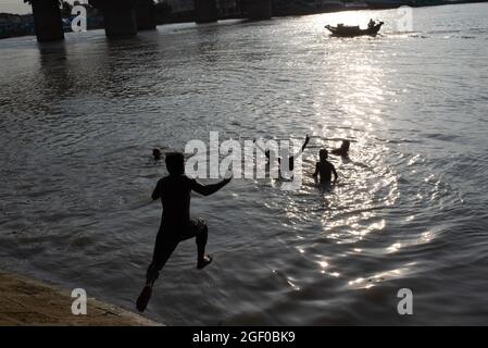 22 agosto 2021, Dhaka, Dhaka, Bangladesh: I ragazzi di strada stanno giocando sulla riva del fiume Turag a Dhaka, Bangladesh. (Credit Image: © Fatima-Tuj Johora/ZUMA Press Wire) Foto Stock