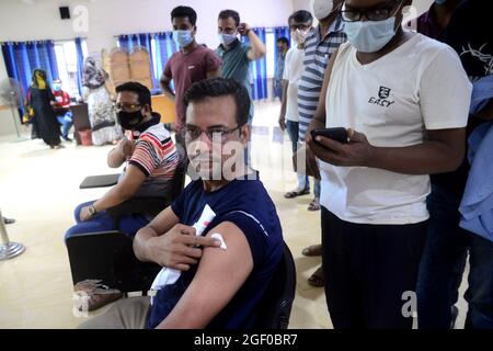 Una persona riceve una seconda dose del vaccino moderna COVID19 durante la vaccinazione di massa al centro di vaccinazione di shamoli a Dhaka, Bangladesh, 22 agosto 2021. Foto Stock