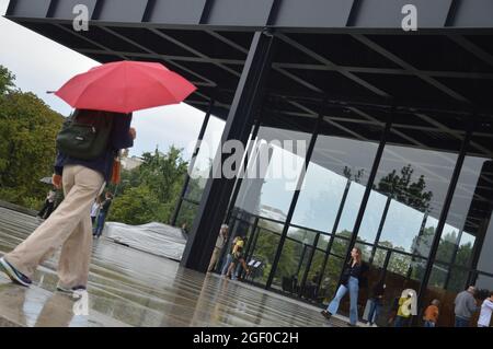 Berlino, Germania. 22 agosto 2021. Berlino, Germania. 22 agosto 2021. L'iconica Neue Nationalgalerie di Mies van der Rohe a Berlino, in Germania, riapre il pubblico dopo sei anni di ristrutturazione dell'architetto britannico David Chipperfield, 22 agosto 2021. Credit: Markku Rainer Peltonen/Alamy Live News Foto Stock