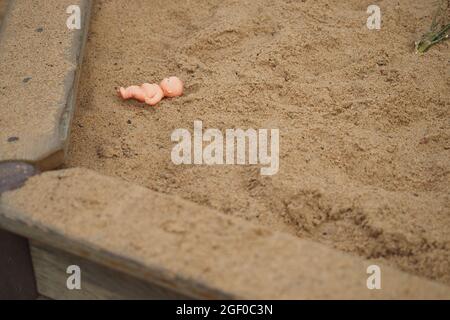 Giocattoli per bambini nella sandbox in estate all'aperto. Foto di alta qualità Foto Stock