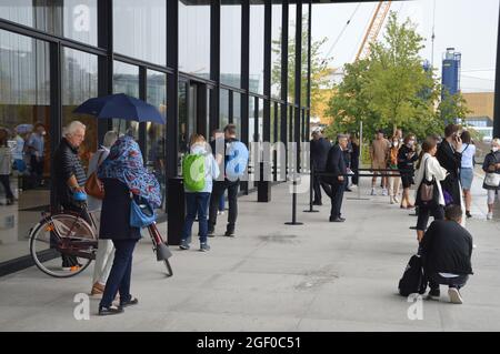 Berlino, Germania. 22 agosto 2021. Berlino, Germania. 22 agosto 2021. L'iconica Neue Nationalgalerie di Mies van der Rohe a Berlino, in Germania, riapre il pubblico dopo sei anni di ristrutturazione dell'architetto britannico David Chipperfield, 22 agosto 2021. Credit: Markku Rainer Peltonen/Alamy Live News Foto Stock