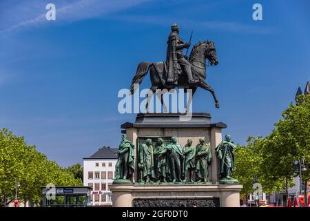 Monumento a Heumarkt nella città di Colonia - CITTÀ DI COLONIA, GERMANIA - 25 GIUGNO 2021 Foto Stock
