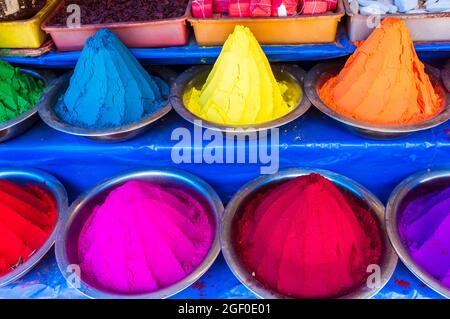 Mysore, Karnataka, India : pile coniche di polvere colorata di kumkum utilizzate per punti bindi in vendita sul mercato di Devaraja. Foto Stock