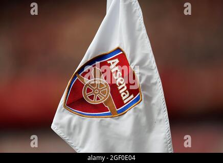 Una vista generale del distintivo Arsenal su una bandiera d'angolo durante la partita della Premier League all'Emirates Stadium, Londra. Data foto: Domenica 22 agosto 2021. Foto Stock