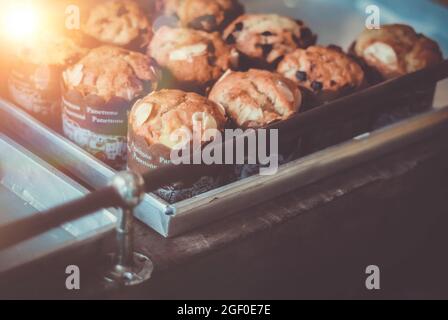 focus selettivo fatto in casa cioccolato chip mandorle muffin cupcake dolce dessert delizioso cibo nel negozio di panetteria. Foto Stock