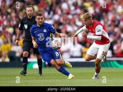 Mateo Kovacic di Chelsea (a sinistra) e Emile Smith-Rowe dell'Arsenal combattono per la palla durante la partita della Premier League all'Emirates Stadium di Londra. Data foto: Domenica 22 agosto 2021. Foto Stock