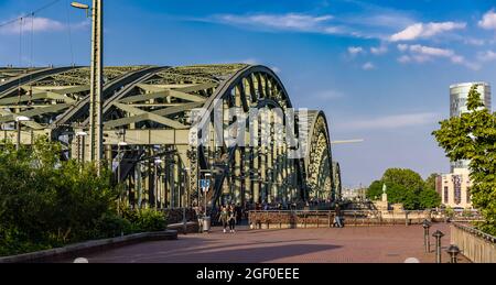 Famoso ponte Hohenzollern a Colonia che conduce alla Cattedrale - CITTÀ DI COLONIA, GERMANIA - 25 GIUGNO 2021 Foto Stock