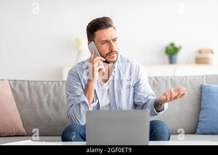 Chiamata spiacevole. Il freelance si preoccupava di avere problemi con la connessione internet mentre lavorava sul laptop Foto Stock