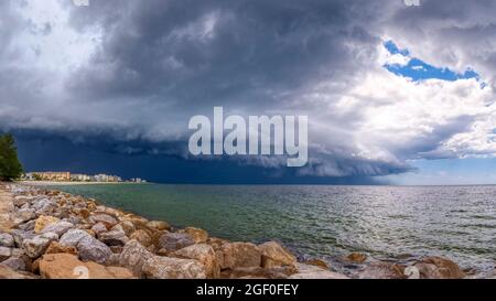 Cielo scuro di tempesta sul Golfo del Messico e Venezia Florida USA Foto Stock