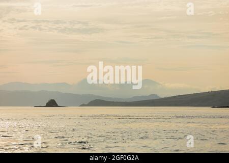 Alba sulle colline delle isole di Komodo Foto Stock