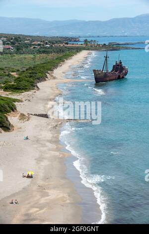 Il relitto di Dimitrios sulla spiaggia di Valtaki vicino a Gythio . Lakonia, Peloponneso meridionale, Grecia. Foto Stock