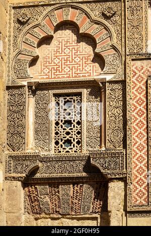 Scolpita in pietra e decorazioni in cotto sulla facciata occidentale della Grande Moschea, la Mezquita, a Cordoba, Spagna Foto Stock