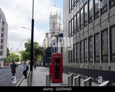 Londra, Greater London, Inghilterra, agosto 10 2021: Victoria Street. Il London Eye e una torre dell'Abbazia di Westminster dietro. Foto Stock