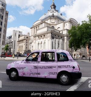 Londra, Greater London, Inghilterra, 10 2021 agosto: Taxi di Prettylittlething rosa di fronte al Central Hall Westminster, aka Methodist Central Hall. Foto Stock