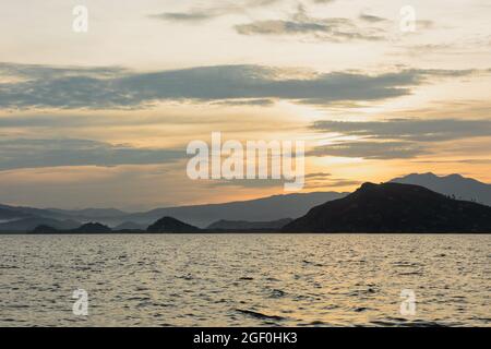 Alba sulle colline delle isole di Komodo Foto Stock