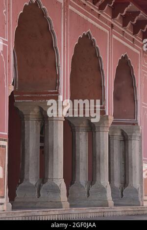 Colonne ornate e archi che conducono alla Sala dell'udienza pubblica (Diwan-e-Khas), Palazzo della Città, Jaipur, Rajasthan, India, Asia. Foto Stock