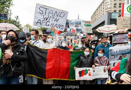 Amburgo, Germania. 22 agosto 2021. Una donna ha un cartello con la scritta "Stand with afghans” (Stand con afghani) in una manifestazione per l'accoglienza di persone minacciate dall'Afghanistan. Credit: Markus Scholz/dpa/Alamy Live News Foto Stock