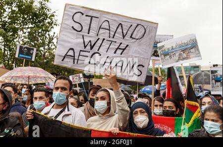 Amburgo, Germania. 22 agosto 2021. Una donna ha un cartello con la scritta "Stand with afghans” (Stand con afghani) in una manifestazione per l'accoglienza di persone minacciate dall'Afghanistan. Credit: Markus Scholz/dpa/Alamy Live News Foto Stock