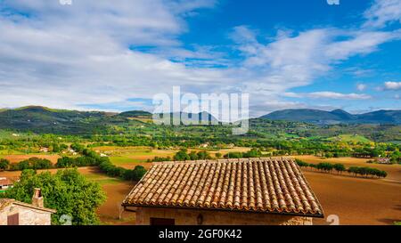 Vista sulla campagna umbra dal centro storico di Spello Foto Stock