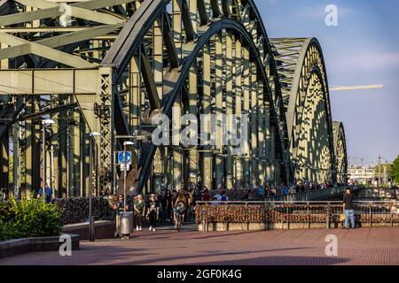 Famoso ponte Hohenzollern a Colonia che conduce alla Cattedrale - CITTÀ DI COLONIA, GERMANIA - 25 GIUGNO 2021 Foto Stock