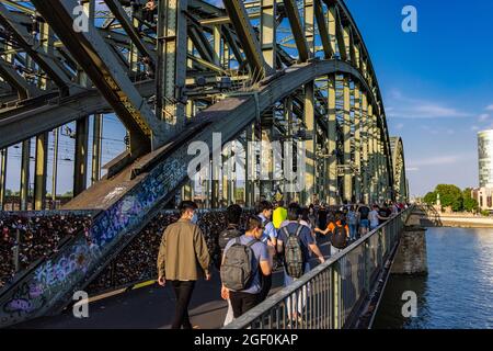 Famoso ponte Hohenzollern a Colonia che conduce alla Cattedrale - CITTÀ DI COLONIA, GERMANIA - 25 GIUGNO 2021 Foto Stock