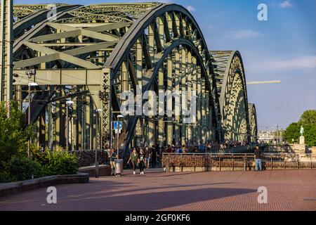 Famoso ponte Hohenzollern a Colonia che conduce alla Cattedrale - CITTÀ DI COLONIA, GERMANIA - 25 GIUGNO 2021 Foto Stock