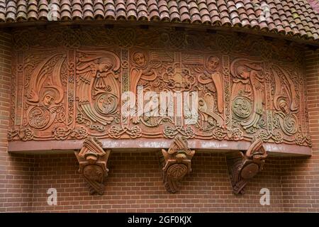 Dettagli dell'esterno dell'arte e dell'artigianato Watts Cemetery Chapel, Guildford Foto Stock