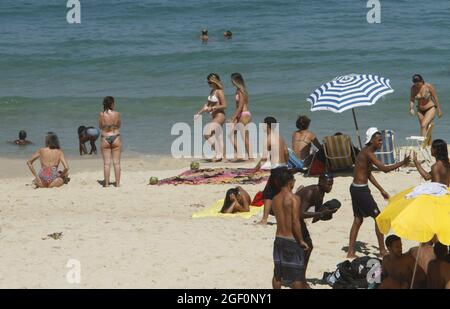 Rio de Janeiro, Rio de Janeiro, Brasile. 22 agosto 2021. (INT) Meteo Rio de Janeiro: Bagnanti folla Ipanema spiaggia. 22 agosto 2021, Rio de Janeiro, Brasile: Giornata di intenso calore porta bagnanti alla spiaggia di Ipanema, a Rio de Janeiro, la Domenica (22), in mezzo alla pandemia di Coronaviris. (Credit Image: © Jose Lucena/TheNEWS2 via ZUMA Press Wire) Foto Stock