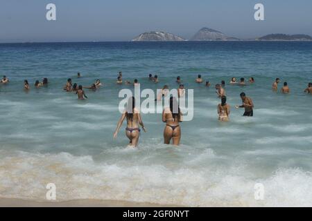 Rio de Janeiro, Rio de Janeiro, Brasile. 22 agosto 2021. (INT) Meteo Rio de Janeiro: Bagnanti folla Ipanema spiaggia. 22 agosto 2021, Rio de Janeiro, Brasile: Giornata di intenso calore porta bagnanti alla spiaggia di Ipanema, a Rio de Janeiro, la Domenica (22), in mezzo alla pandemia di Coronaviris. (Credit Image: © Jose Lucena/TheNEWS2 via ZUMA Press Wire) Foto Stock