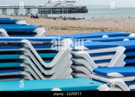 Pila di lettini da spiaggia a Eastbourne, East Sussex Foto Stock