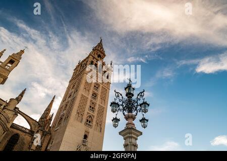 Torre Giralda, Plaza Virgen de los Reyes, Siviglia, Andalusia, Spagna Foto Stock