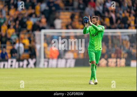 22 agosto 2021; Molineux Stadium, Wolverhampton, West Midlands, Inghilterra, Il calcio della Premier League, Wolverhampton Wanderers contro Tottenham Hotspur; Hugo Lloris di Tottenham Hotspur celebra la vittoria delle sue squadre 0-1 Foto Stock