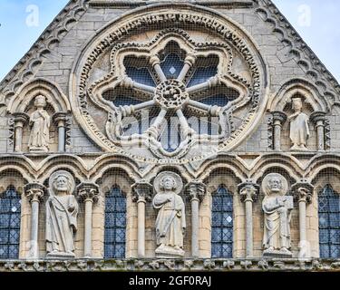 Rosone e statue sulla facciata ovest del 13 ° secolo del monastero medievale, ora cattedrale, a Peterborough, Inghilterra. Foto Stock