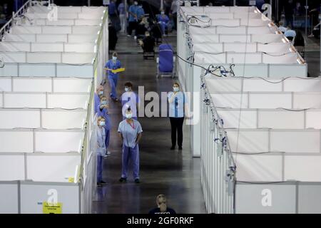 Personale medico presso una clinica di vaccinazione presso la SSE Arena di Belfast, durante il Big Jab Weekend, che ha visto i centri di vaccinazione walk-in riaprire in Irlanda del Nord per le prime dosi per tutti gli adulti, tra le preoccupazioni per l'alto numero di casi di Covid nella regione. Data foto: Domenica 22 agosto 2021. Foto Stock