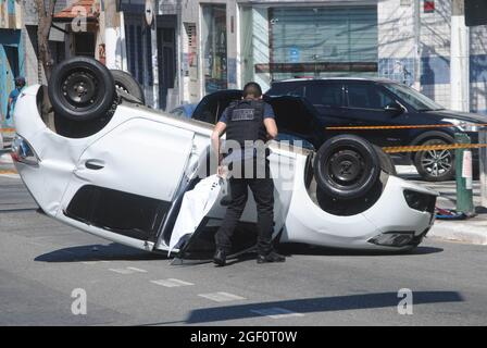 San Paolo, San Paolo, Brasile. 22 agosto 2021. (INT) incidente tra due automobili a San Paolo. Agust 22, 2021, Sao Paulo, Brasile: Incidente che coinvolge due veicoli tra le strade di Doutor Zuquim e Doutor Olavo Egidio, a San Paolo, la Domenica mattina (22). Non ci sono informazioni sulle vittime. La competenza era sul posto. (Credit Image: © Adeleke Anthony Fote/TheNEWS2 via ZUMA Press Wire) Foto Stock