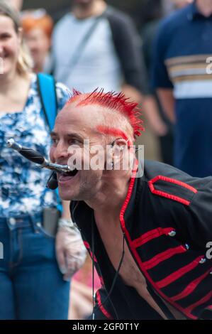 Edimburgo, Scozia, Regno Unito. 22 agosto 2021. L'artista di strada Mighty Gareth Swallowing spada sul Royal Mile durante l'Edinburgh Fringe Festival. Credit: SKULLY/Alamy Live News Foto Stock