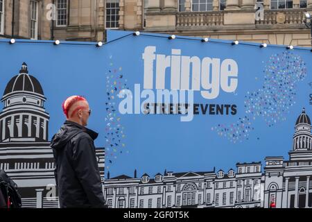 Edimburgo, Scozia, Regno Unito. 22 agosto 2021. L'artista di strada Mighty Gareth si esibisce sul Royal Mile durante l'Edinburgh Fringe Festival. Credit: SKULLY/Alamy Live News Foto Stock