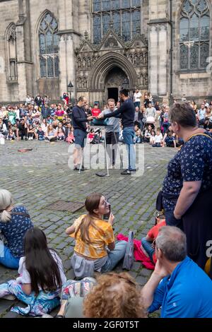 Edimburgo, Scozia, Regno Unito. 22 agosto 2021. L'artista di strada Daniel Zindler si esibisce sul Royal Mile durante l'Edinburgh Fringe Festival. Credit: SKULLY/Alamy Live News Foto Stock