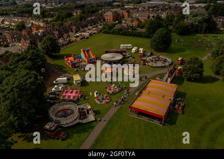 Mobile Showmen , Warwicks Funfairs Fun Fair a Local Park Aerial View Foto Stock