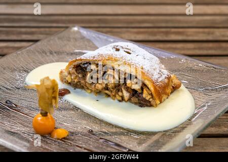 Strudel pasta di mele e noci servita con salsa alla vaniglia, Zermatt, Vallese, Svizzera Foto Stock