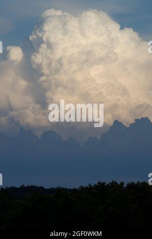 Grande thunderhead che si forma sull'Oklahoma centrale Foto Stock